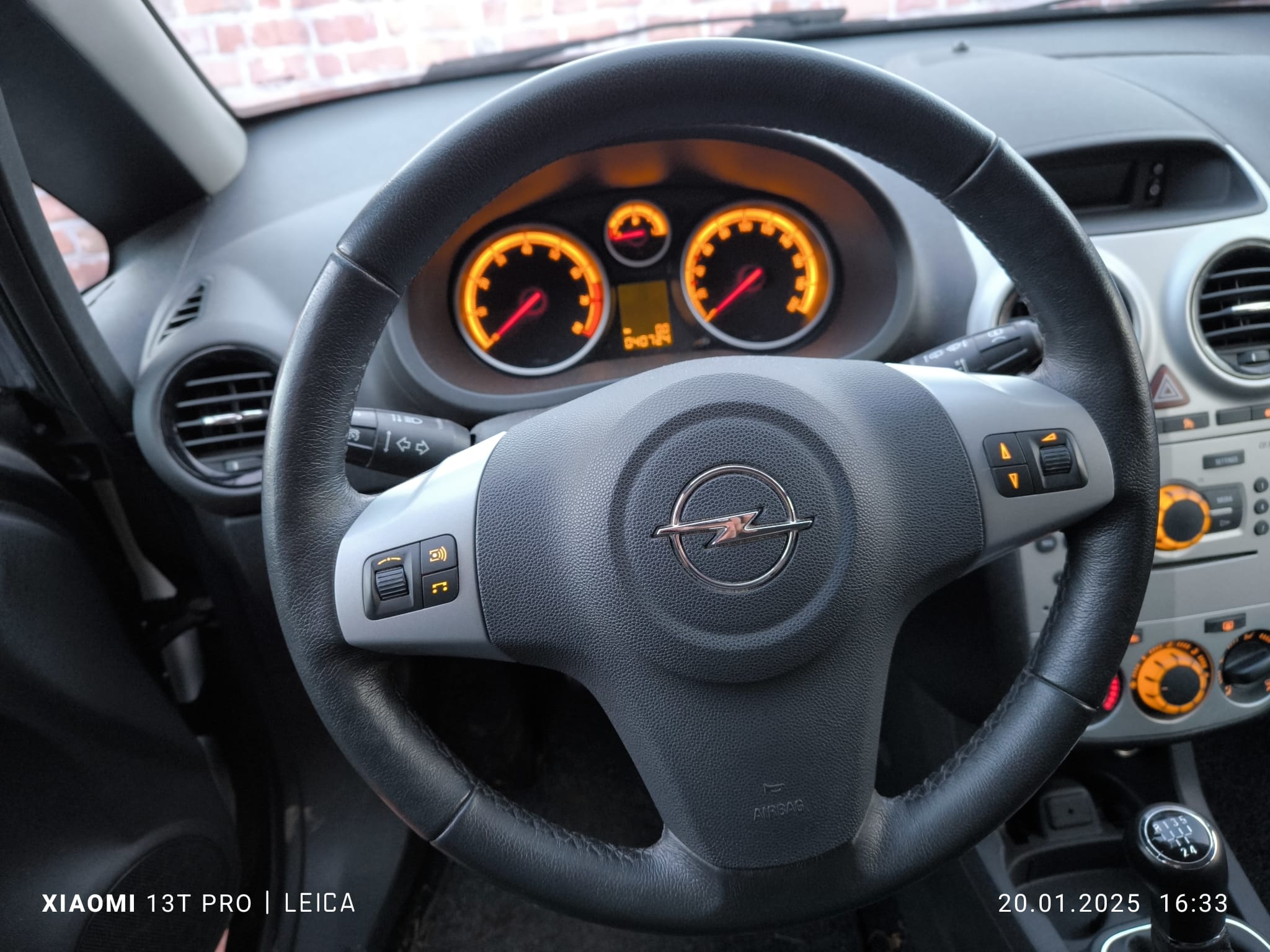 Opel Innenraum mit Lenkrad und Armaturenbrett eines bereits verkauften Autos in Schorndorf für Halter die ihr Fahrzeug mit Motorschaden sicher verkaufen möchten