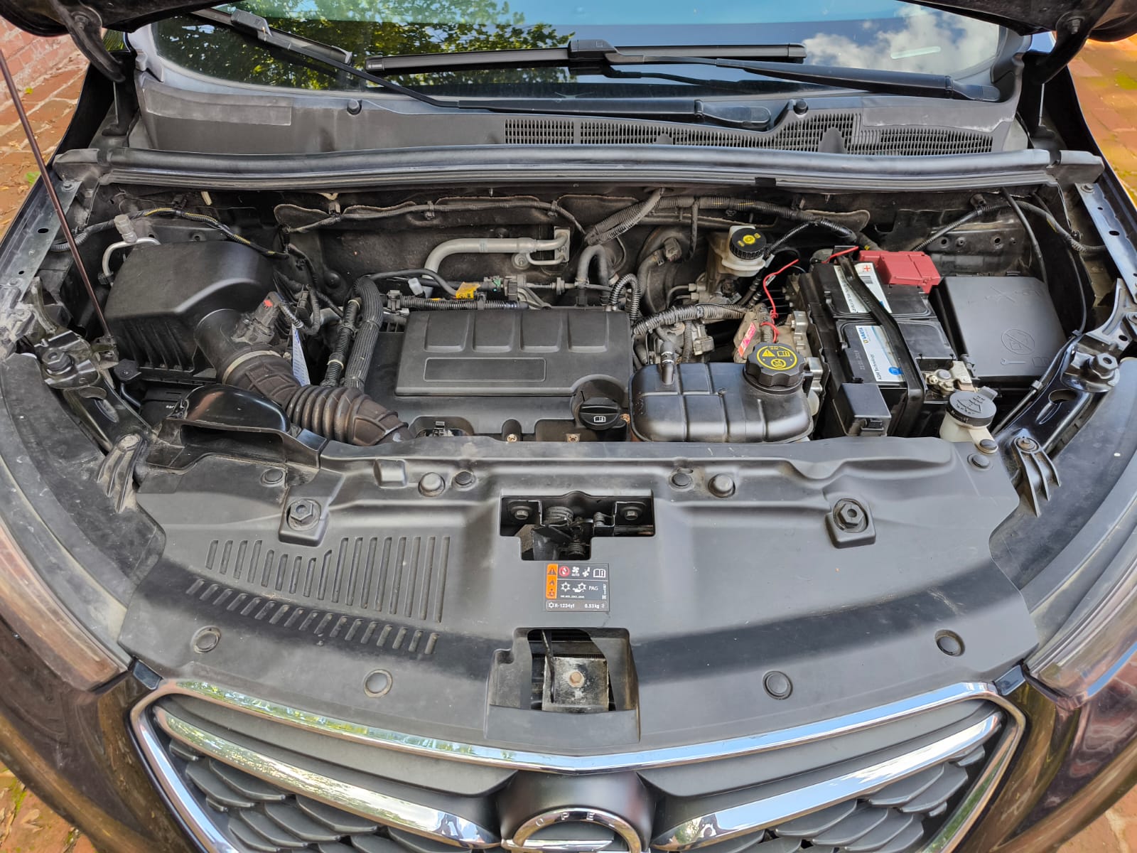 Motorraum eines gebrauchten Opel mit Motorschaden nach erfolgtem Autoverkauf in Schwabach