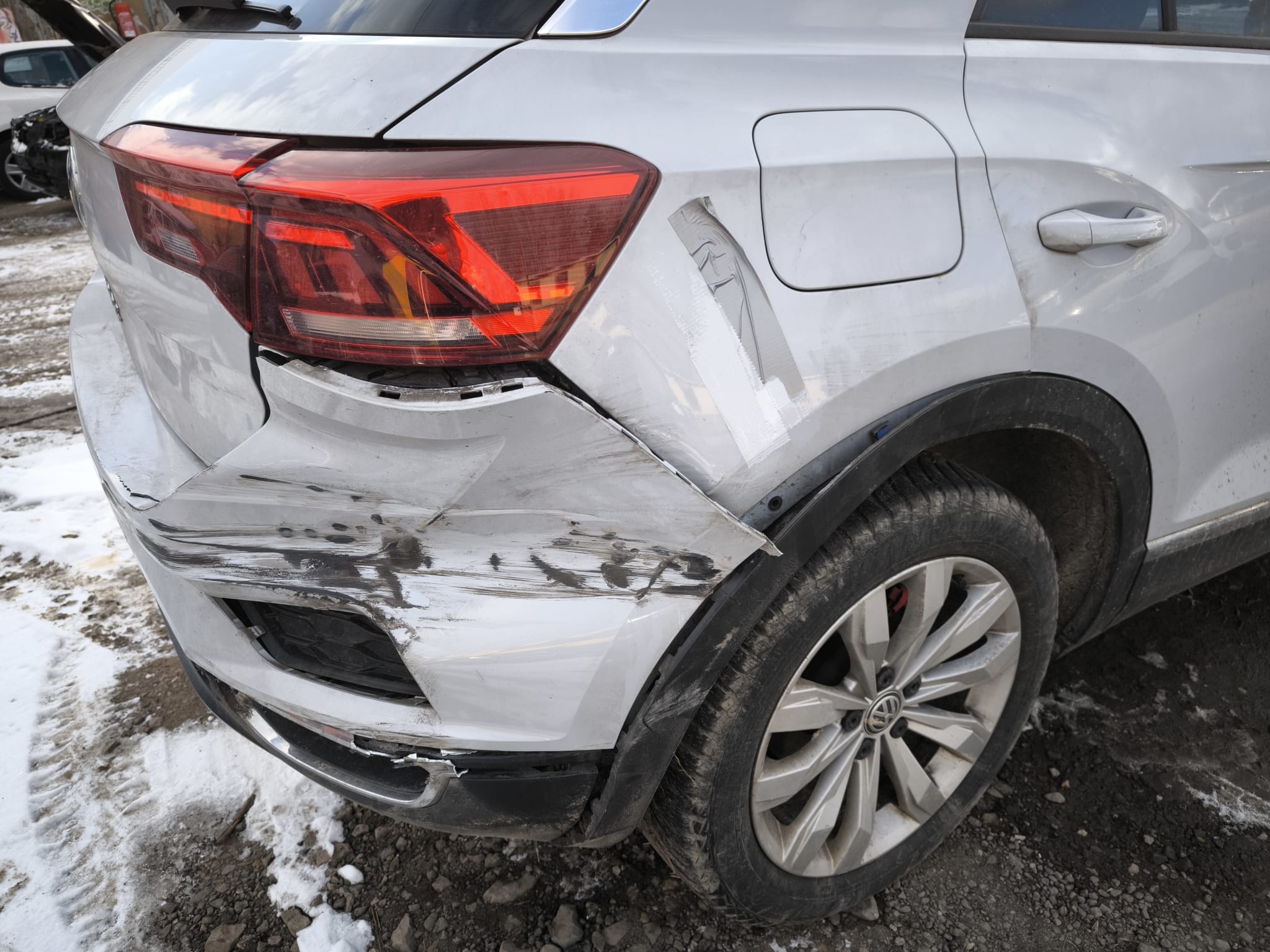 Beschädigter VW SUV mit starkem Heckschaden nach Unfall in Schwandorf verkaufen