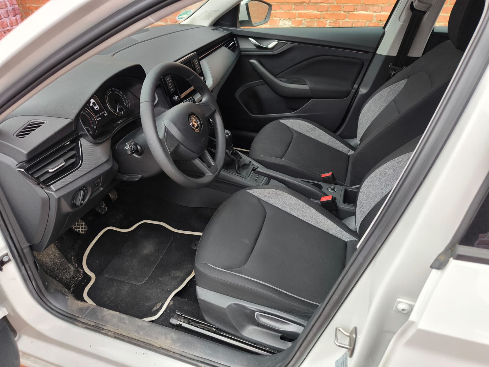 Skoda Fabia Innenraum nach dem Verkaufen in Schwedt mit realistischer Fahrzeugbewertung