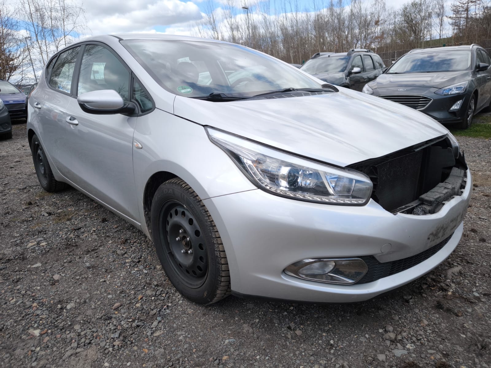 Silberner Opel Kleinwagen mit Frontschaden auf Schotterplatz der bereits in Schwedt verkauft wurde