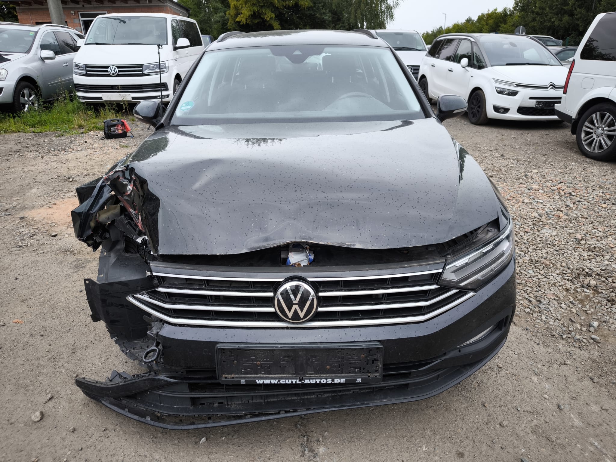 Beschädigter VW Passat mit starkem Frontschaden nach Unfall in Schwedt verkaufen