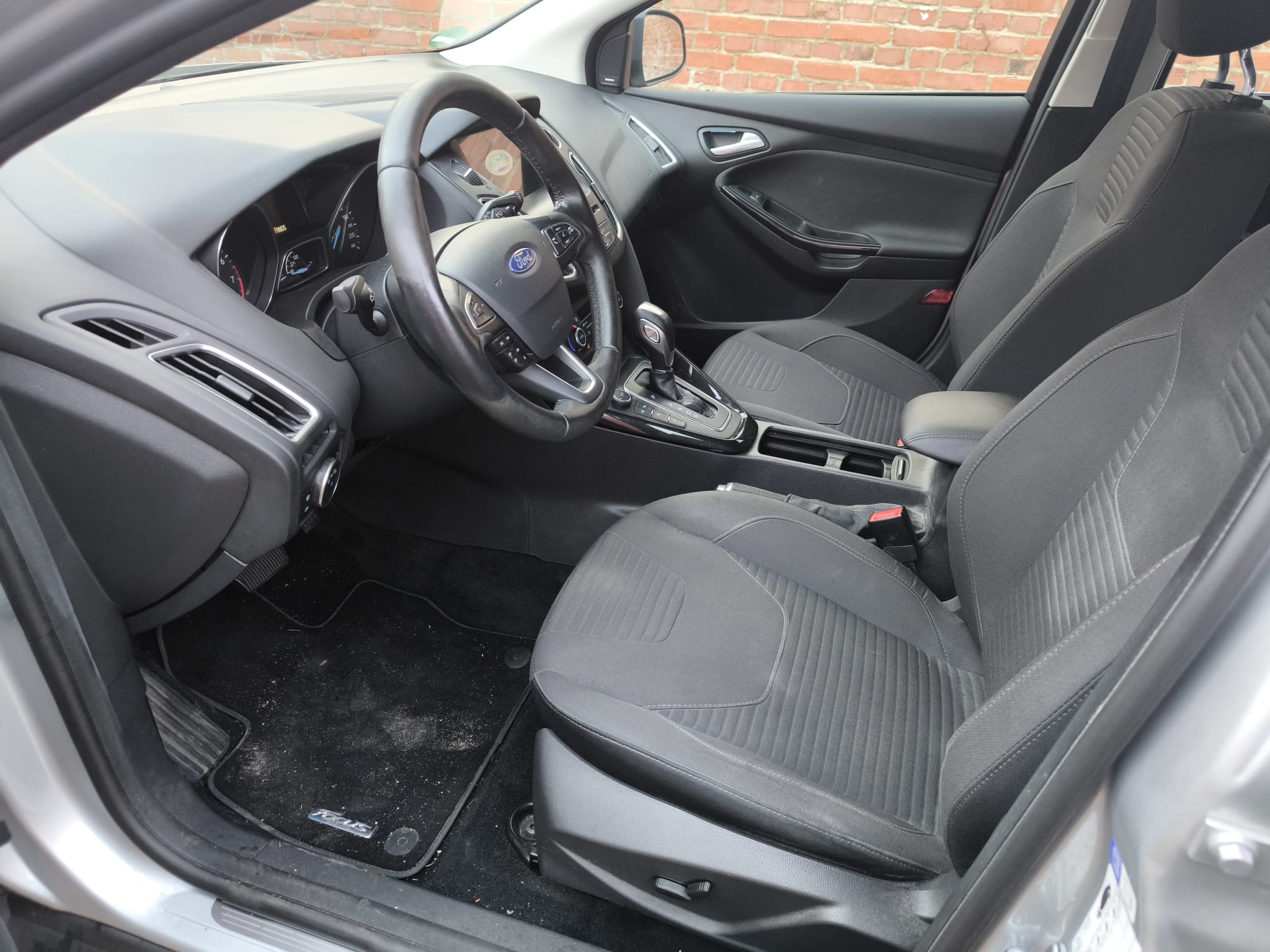 Ford Focus Innenraum in Schweinfurt verkauft als beschädigtes Auto an regionalen Händler