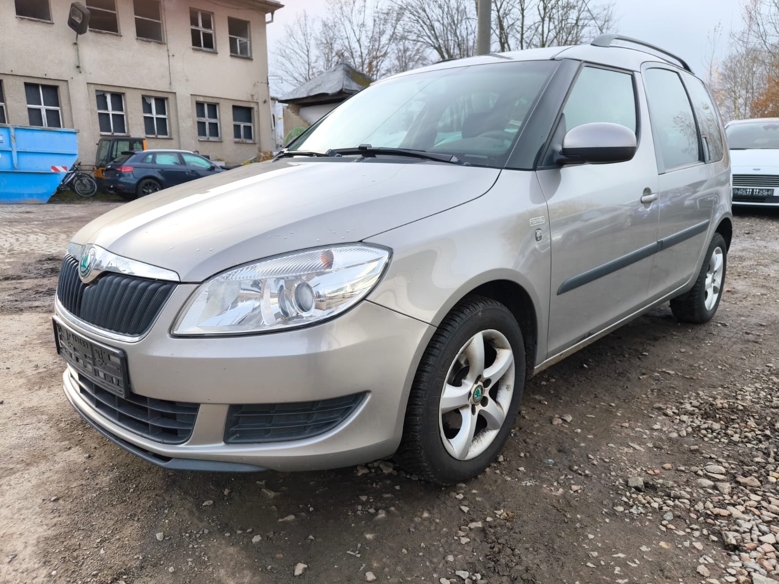 Skoda Roomster mit Schäden auf Schotterplatz bereits verkauft in Schweinfurt an Händler für problemloses Auto verkaufen