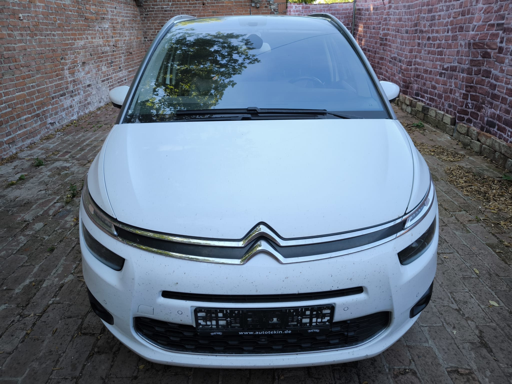 Weißer Citroen C4 Picasso mit Motorschaden in Hofeinfahrt in Schweinfurt verkaufen