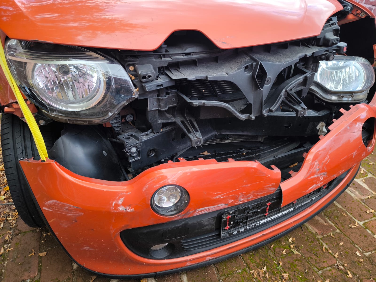 Unfallwagen in Schweinfurt mit stark beschädigter Front stoßstange und Scheinwerfern verkaufen