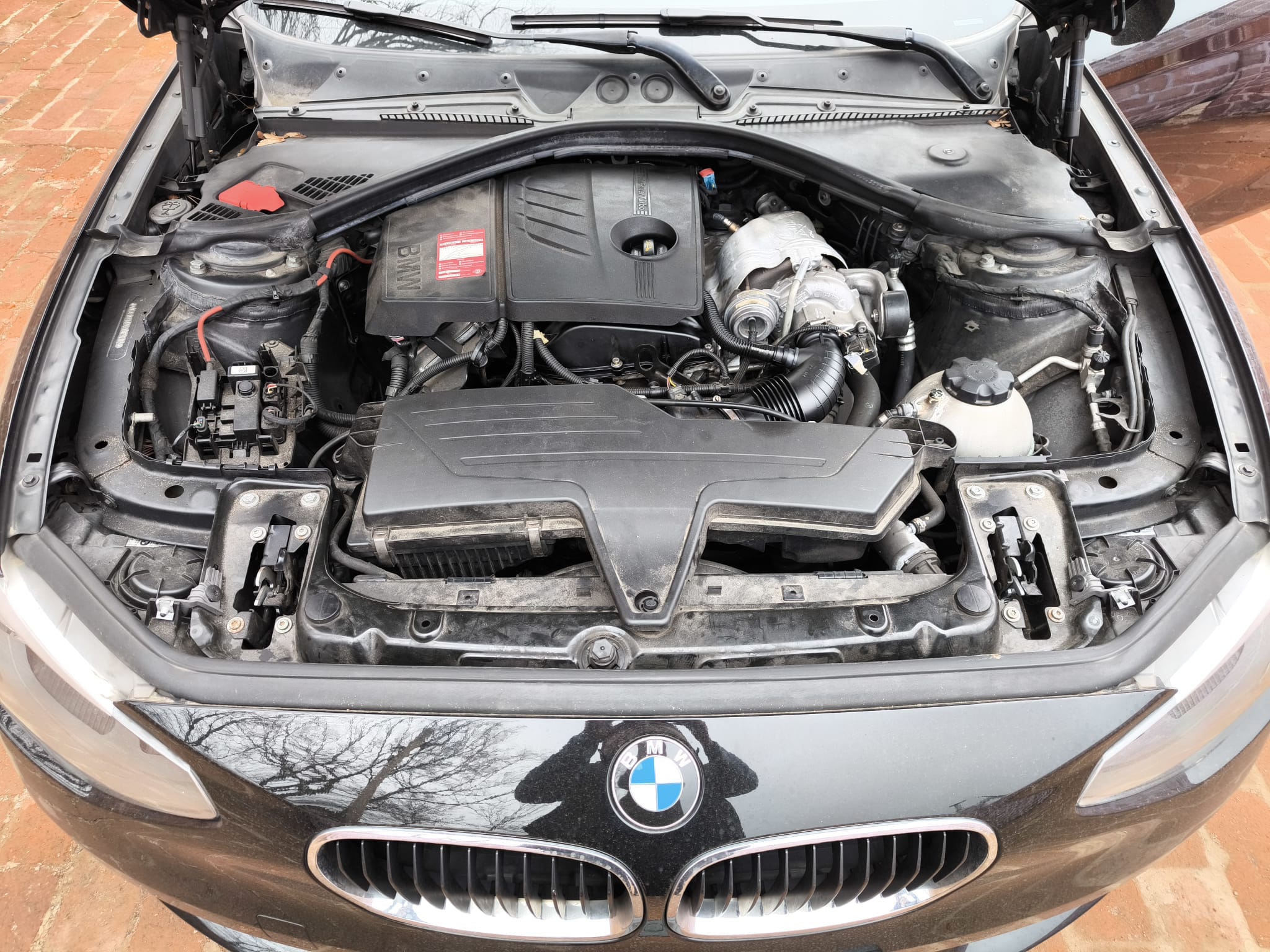 BMW mit geöffneter Motorhaube in Schwerin als Beispiel für Auto mit Getriebeschaden verkaufen