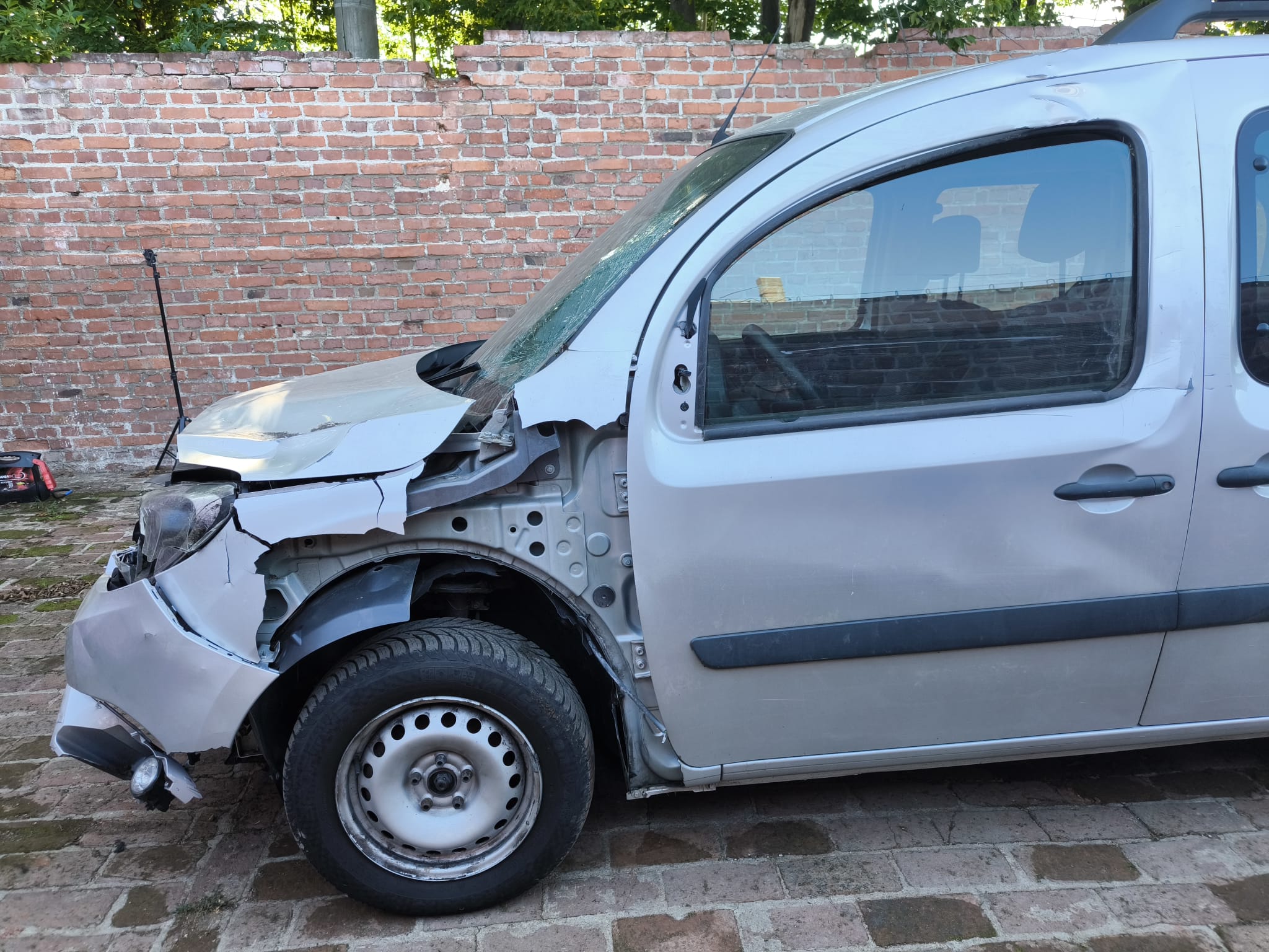 Unfallauto in Schwerte als beschädigter Kleintransporter nach Frontschaden an seriösen Käufer verkaufen