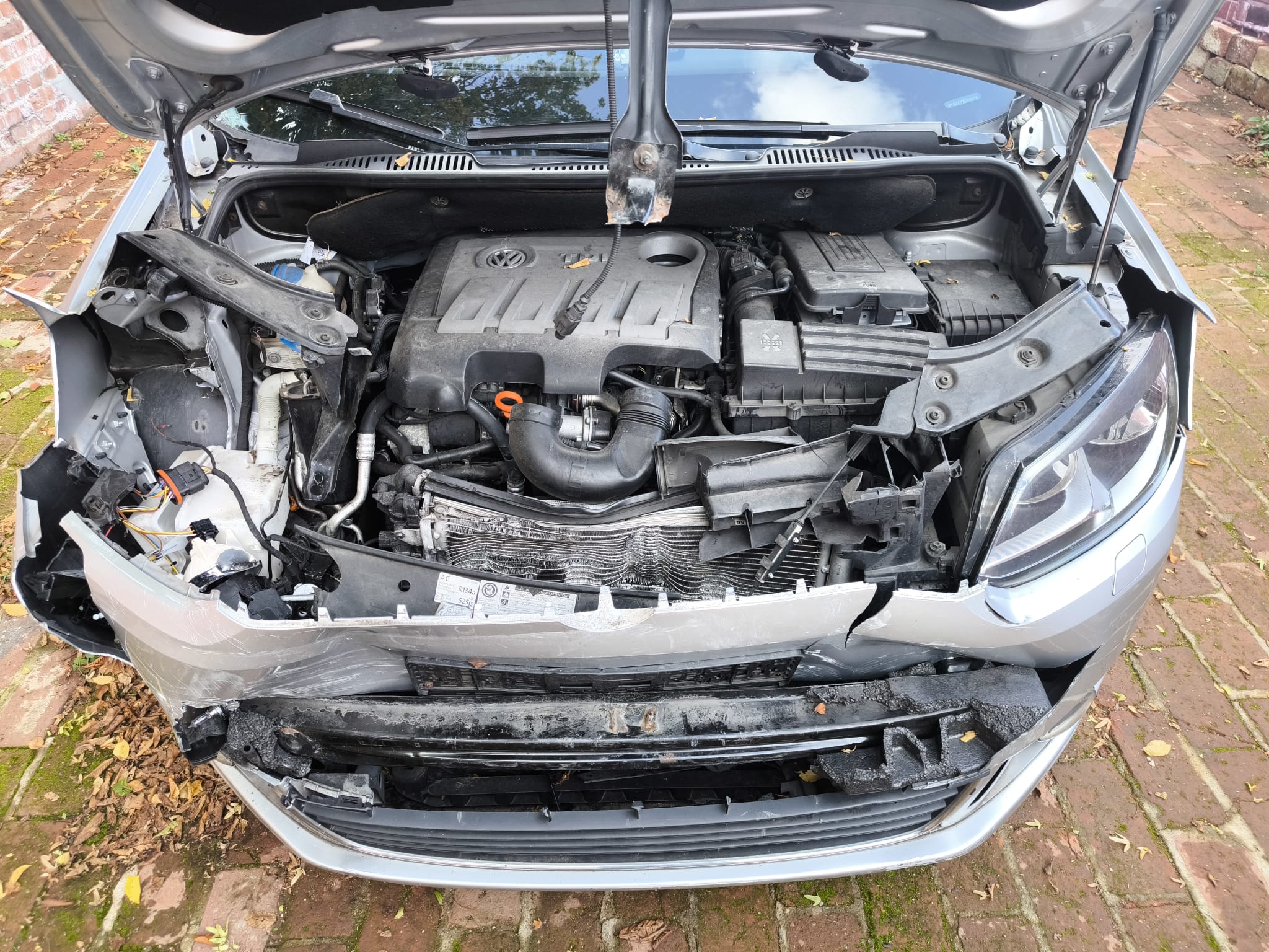 Schwer beschädigter VW nach Frontunfall im Motorraum als bereits verkaufter Unfallwagen in Siegburg