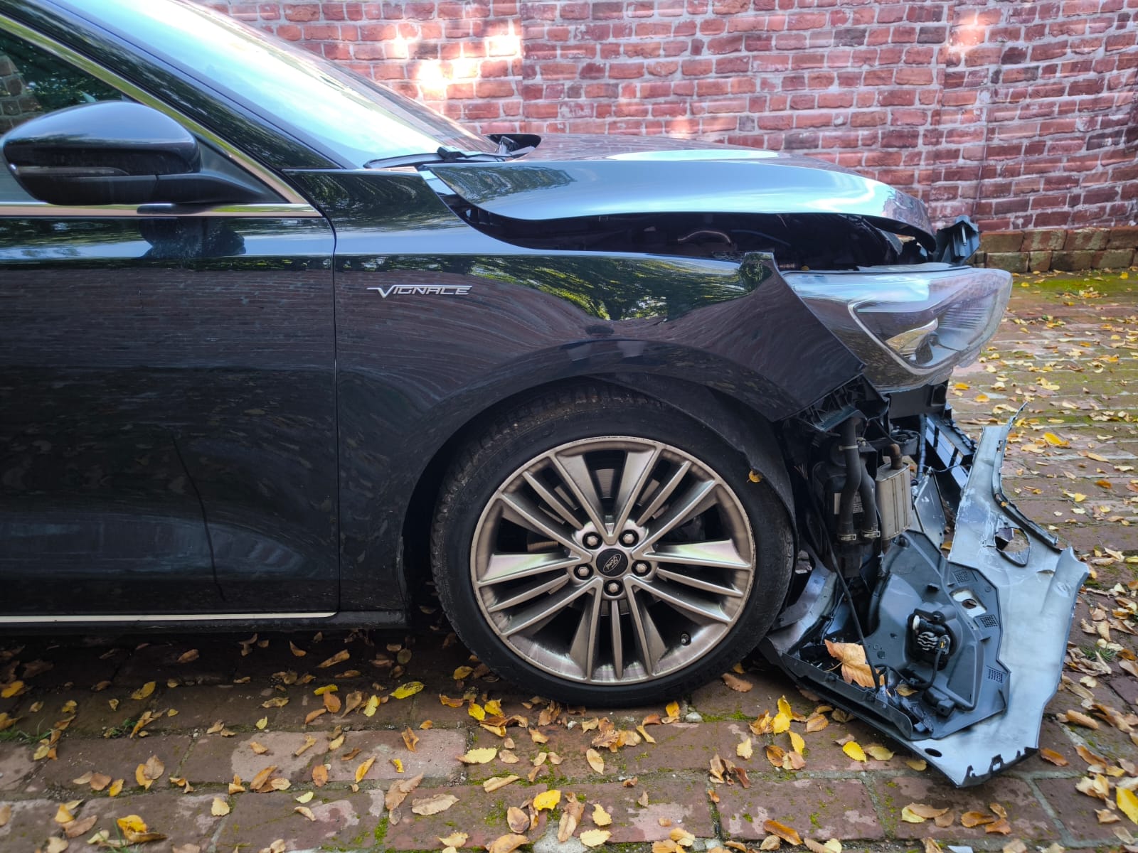 Schwarzen Ford Vignale mit starkem Frontschaden nach Unfall in Siegen verkaufen