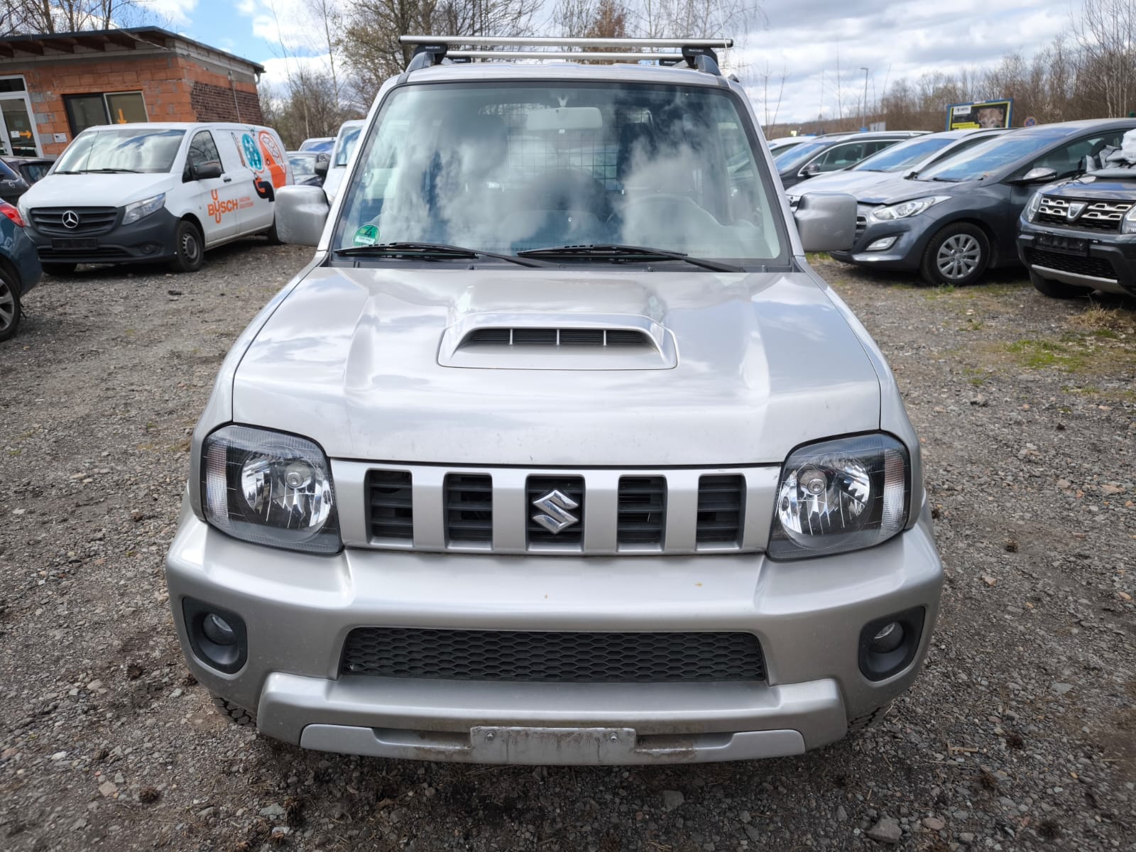Suzuki Jimny mit Frontansicht als bereits verkaufter Unfallwagen auf dem Gelände vom Autoankauf in Sindelfingen