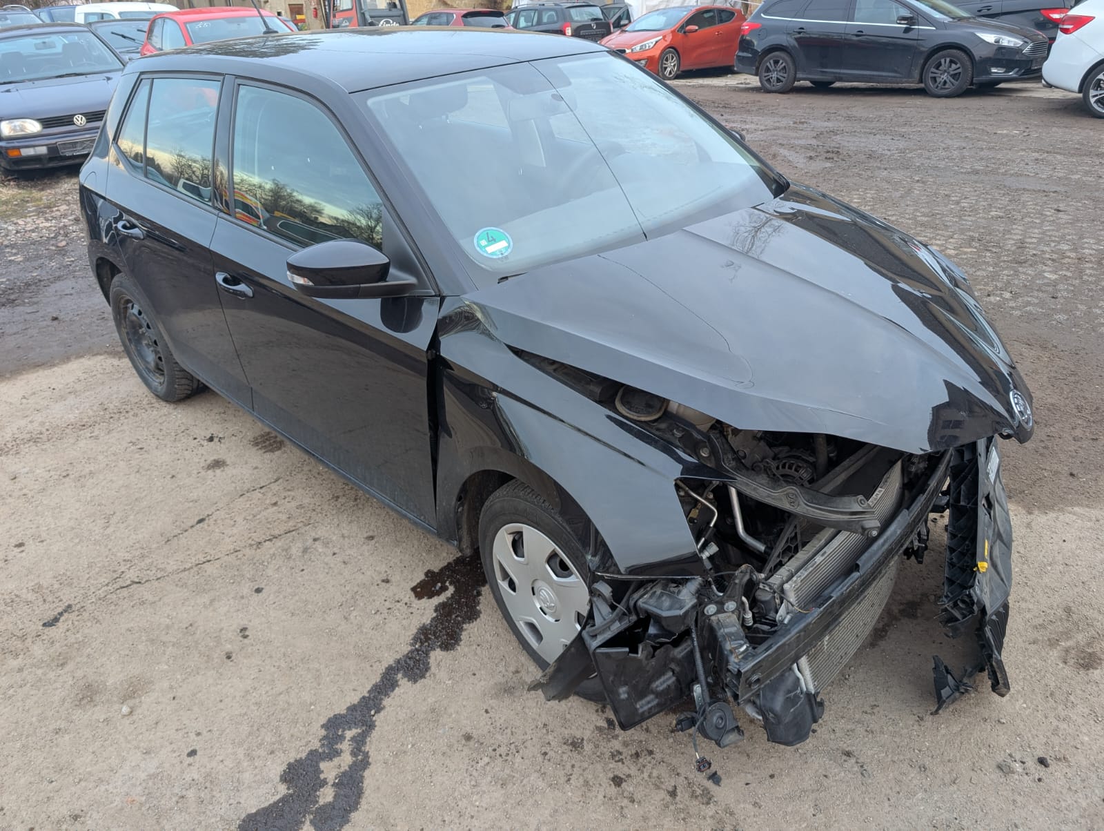 Schwer beschädigter Skoda Fabia nach Frontunfall auf Hof in Singen für unkomplizierten Unfallauto Verkauf