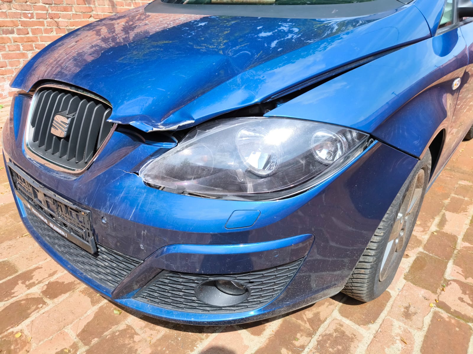Beschädigter blauer Seat mit Frontschaden nach Unfall in Sinsheim zum Verkaufen als Unfallwagen
