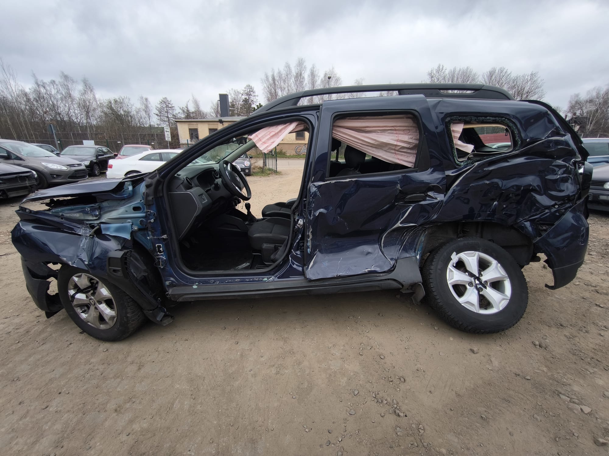 Schwer beschädigtes SUV nach Unfall mit ausgelösten Airbags auf Schrottplatz in Soest verkaufen