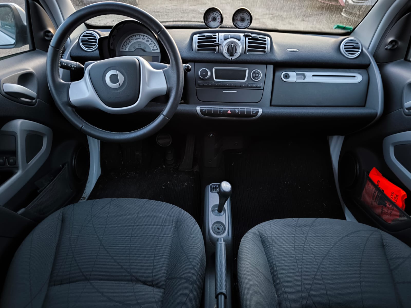 Innenraum eines Smart Fortwo als bereits angekauftes Stadtauto von privat in Solingen verkaufen