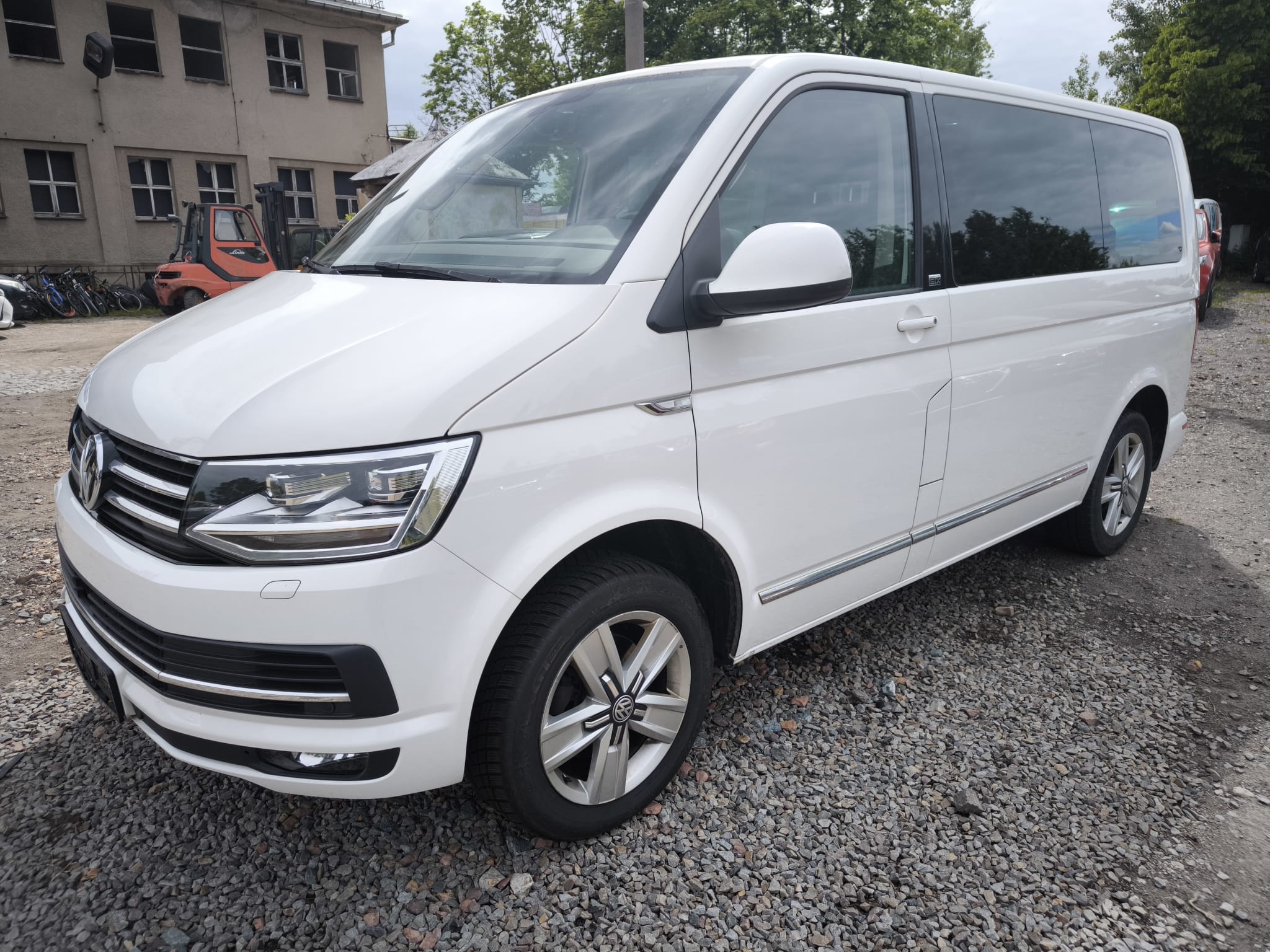 Weißer VW Transporter Bus bereits verkauft an Händler in Solingen - jetzt Kleinbus bequem online verkaufen