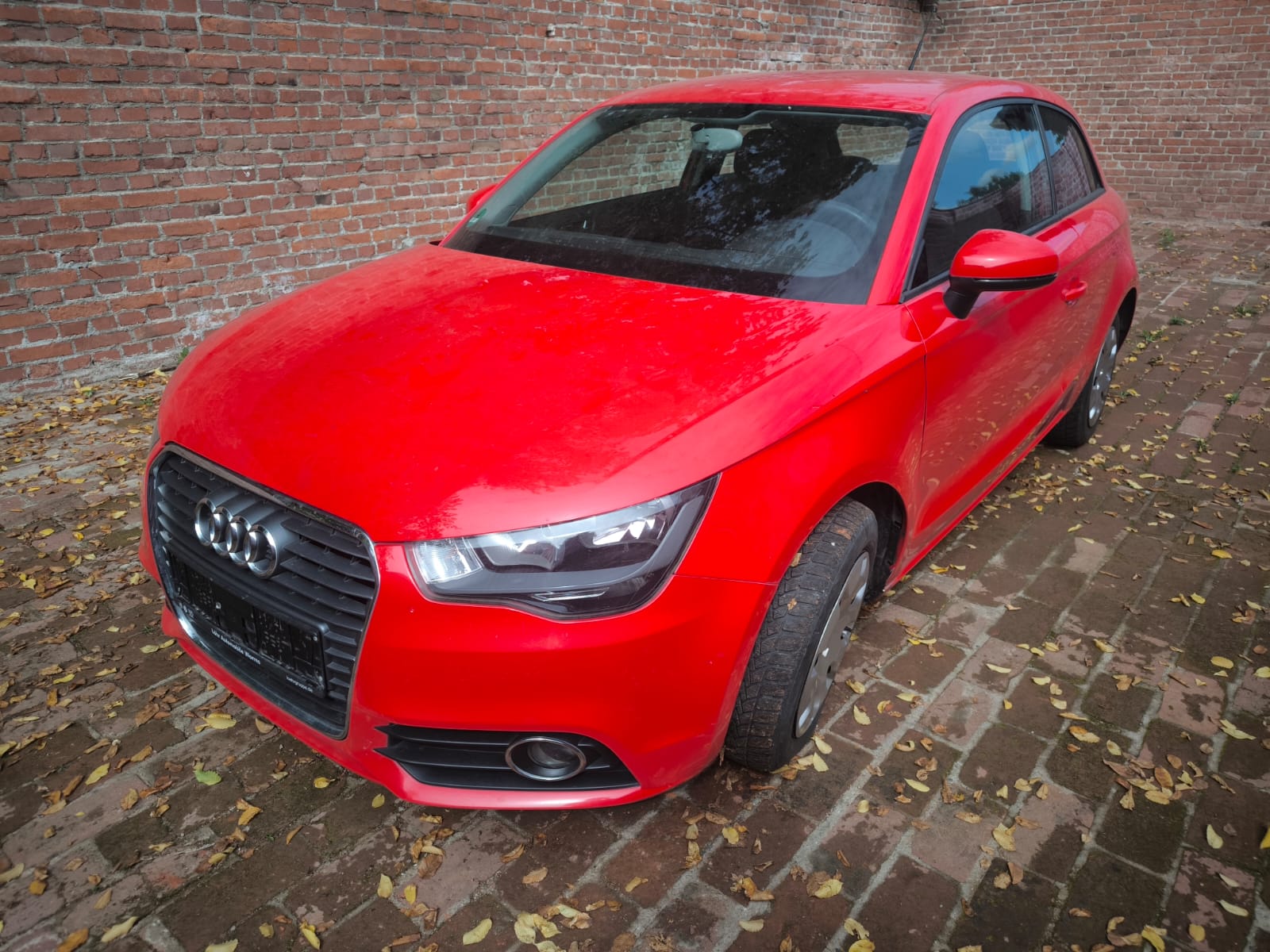 Roter Audi A1 auf Hof in Stade nach Verkauf an professionellen Autoankäufer