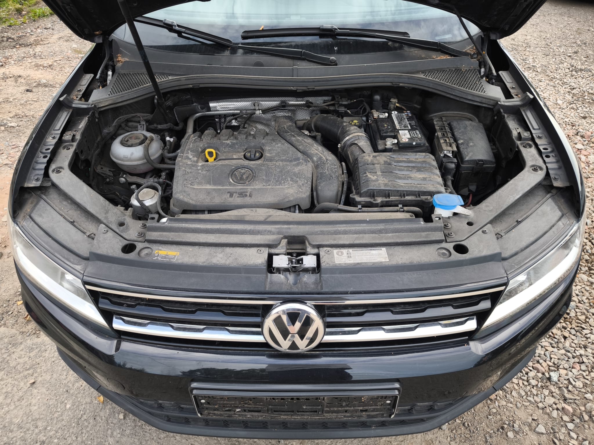 Volkswagen Tiguan Motorraum mit sichtbarem TSI Motor nach verkauftem Auto mit Getriebeschaden in Stade