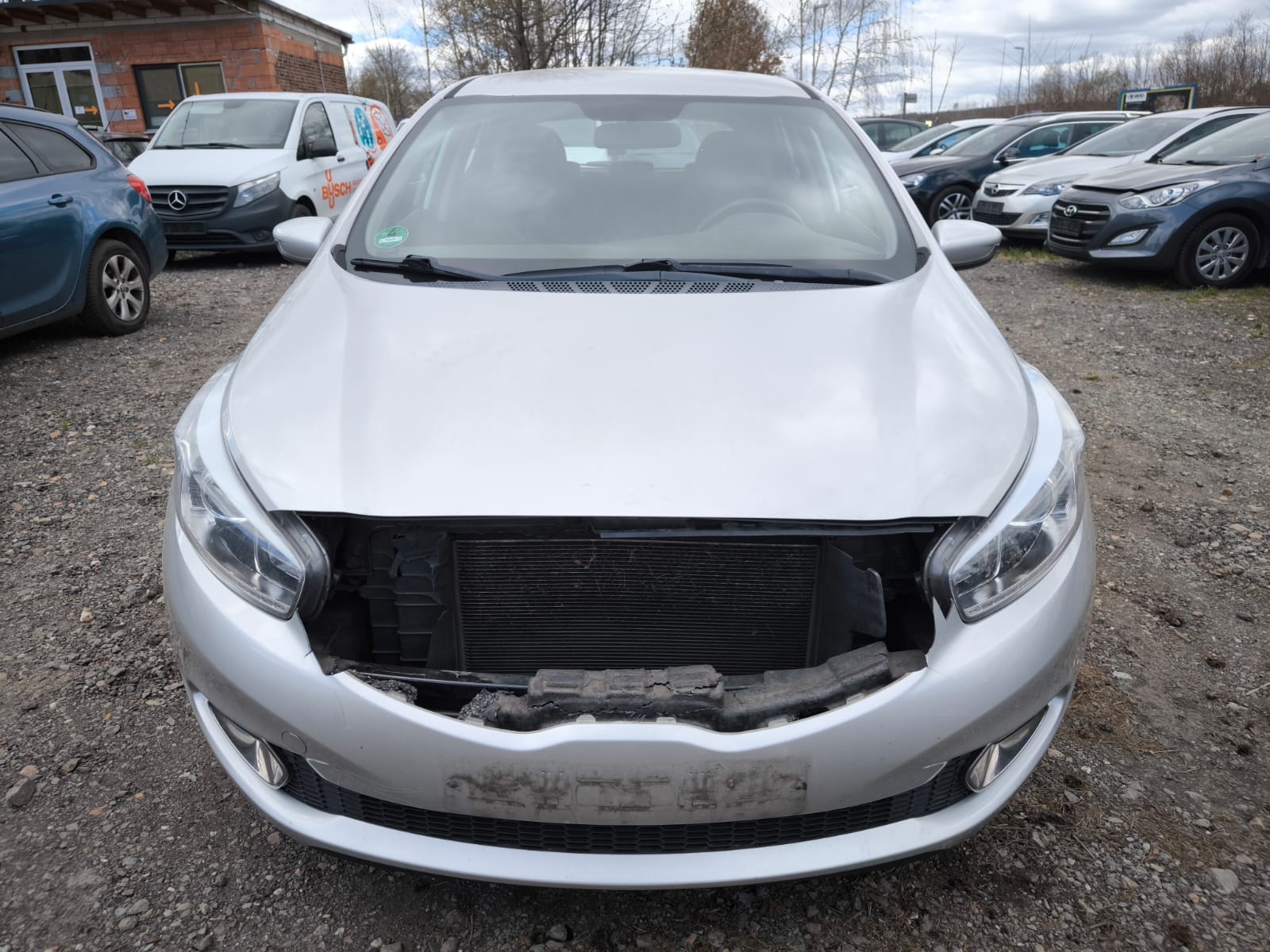 Beschädigter Peugeot mit Frontschaden nach Unfall auf Händlerhof in Stendal verkaufen