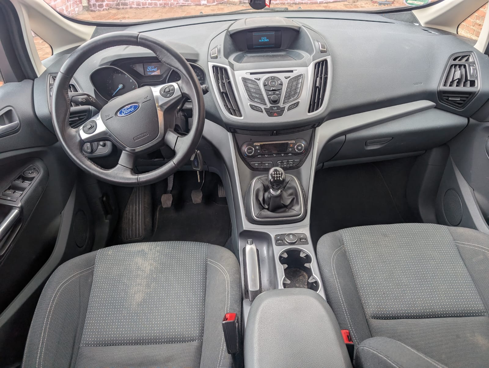 Ford Innenraum mit Schaltgetriebe als bereits verkauftes Pendlerauto in Stolberg an digitalen Autoankauf Anbieter verkaufen