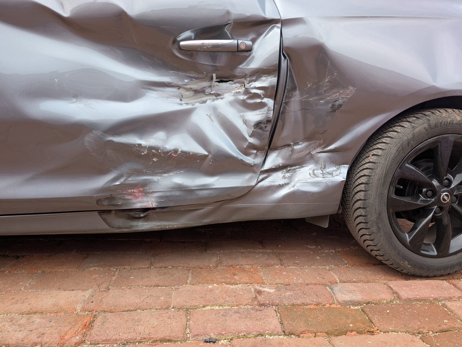 Stark beschädigter Opel mit Seitenschaden nach Unfall für schnellen Autoverkauf in Stralsund