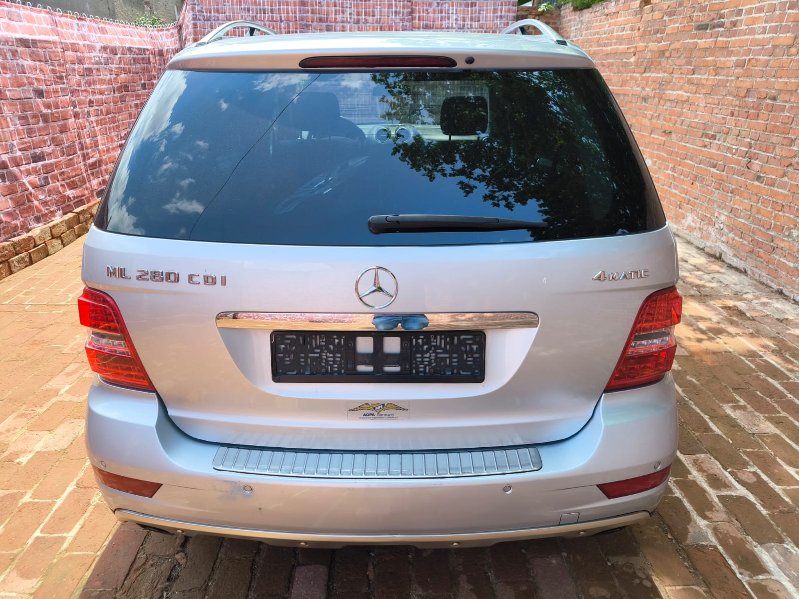 Silberner Mercedes ML 280 CDI SUV von hinten nach Fahrzeugbewertung in Straubing verkaufen