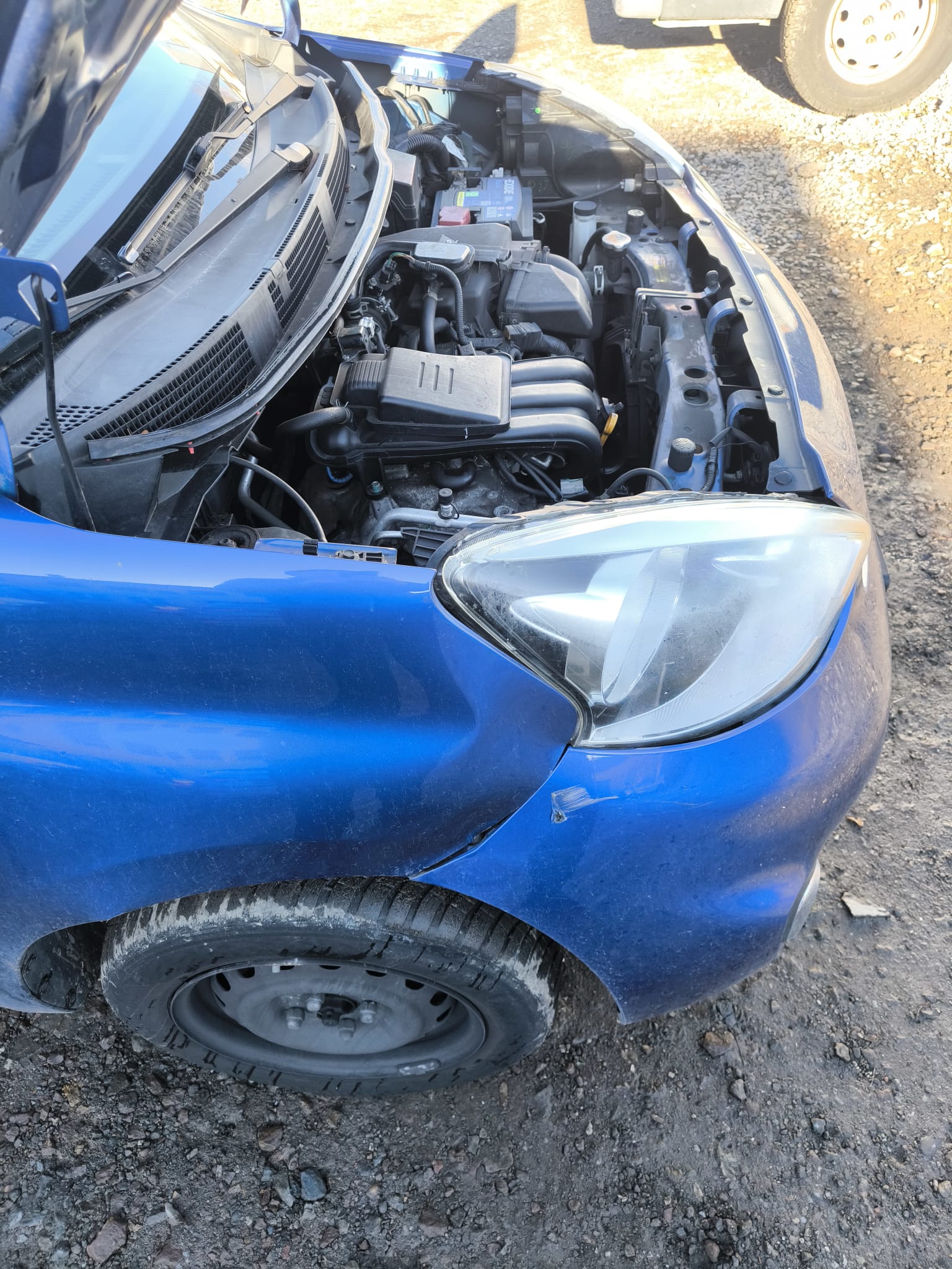 Blauer Kleinwagen mit geöffnetem Motorraum und Getriebeschaden in Strausberg verkaufen