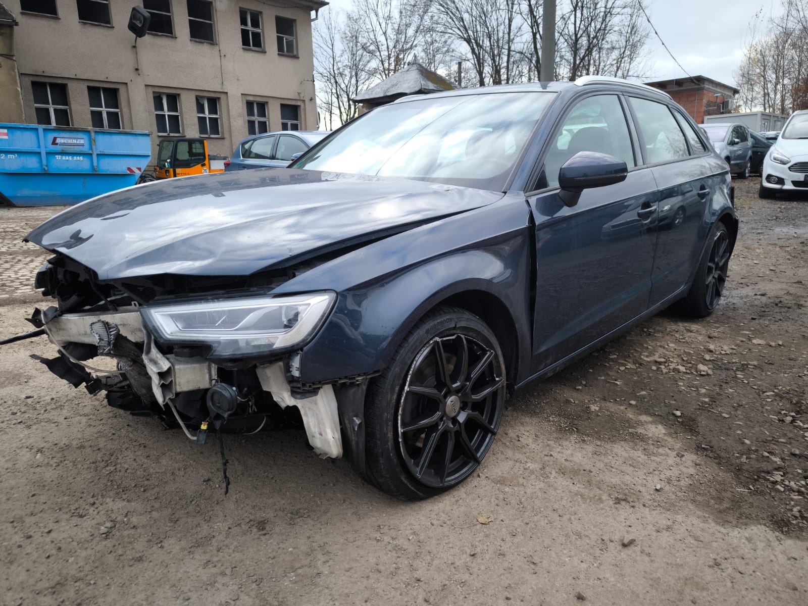 Audi Unfallwagen mit stark beschädigter Front auf Schrottplatz in Stuttgart verkaufen