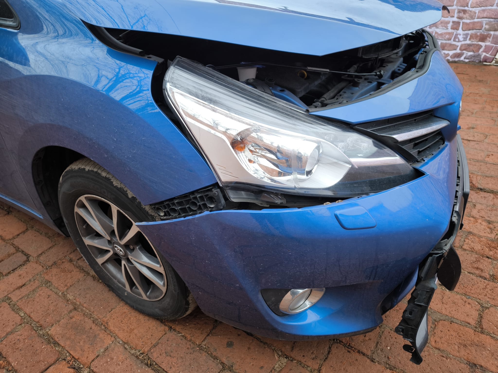 Beschädigter Toyota nach Frontunfall auf Hof als Beispiel um Unfallauto in Stuttgart bequem online zu verkaufen