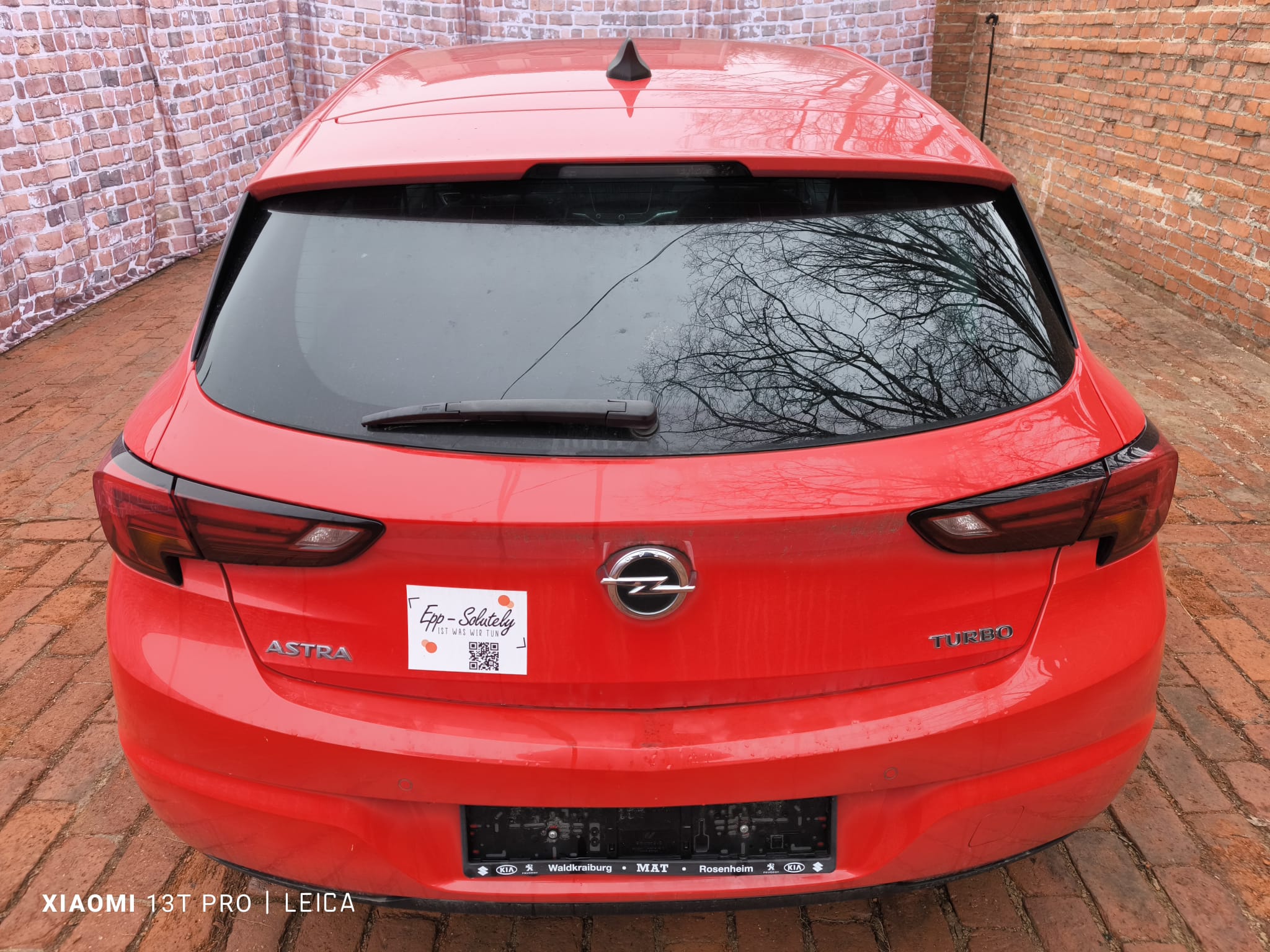 Roter Opel Astra Turbo von hinten in Hofeinfahrt als Beispiel für sicheres Auto verkaufen in Teltow