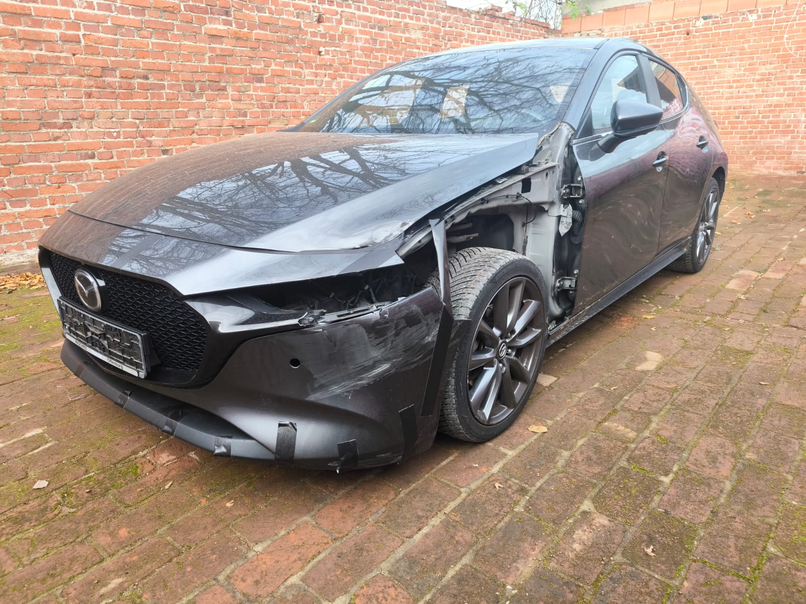 Mazda Unfallwagen in Trier mit beschädigter Front zum einfachen Online Auto verkaufen