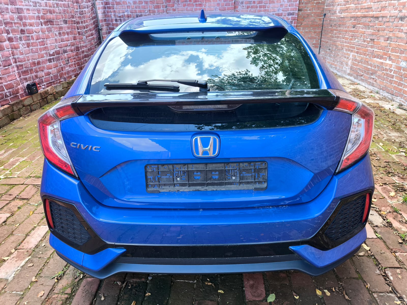 Blauer Honda Civic von hinten auf Hinterhof nach erfolgreichem Auto verkaufen in Troisdorf