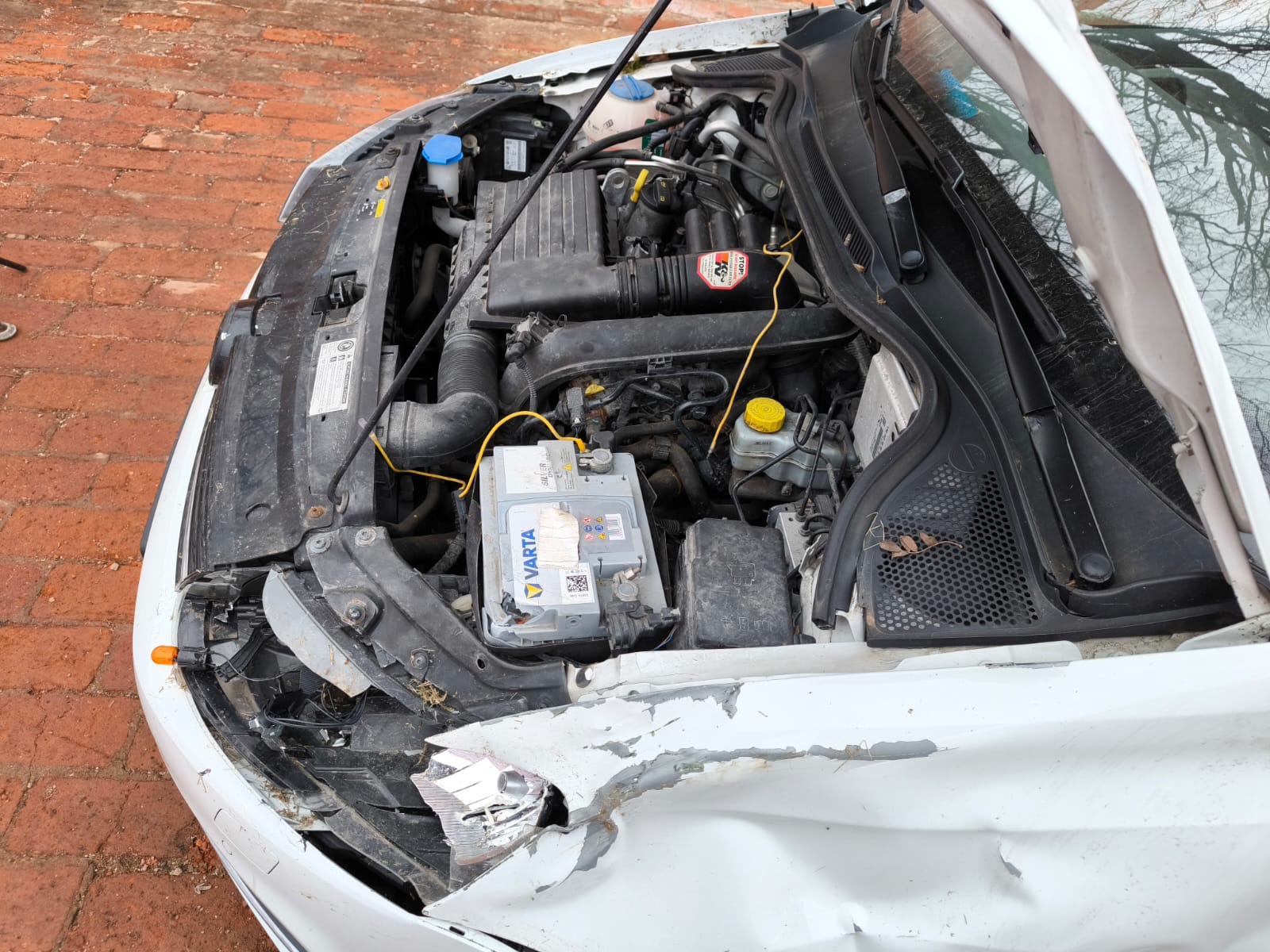 Weißes Unfallauto mit starkem Frontschaden in Troisdorf verkaufen