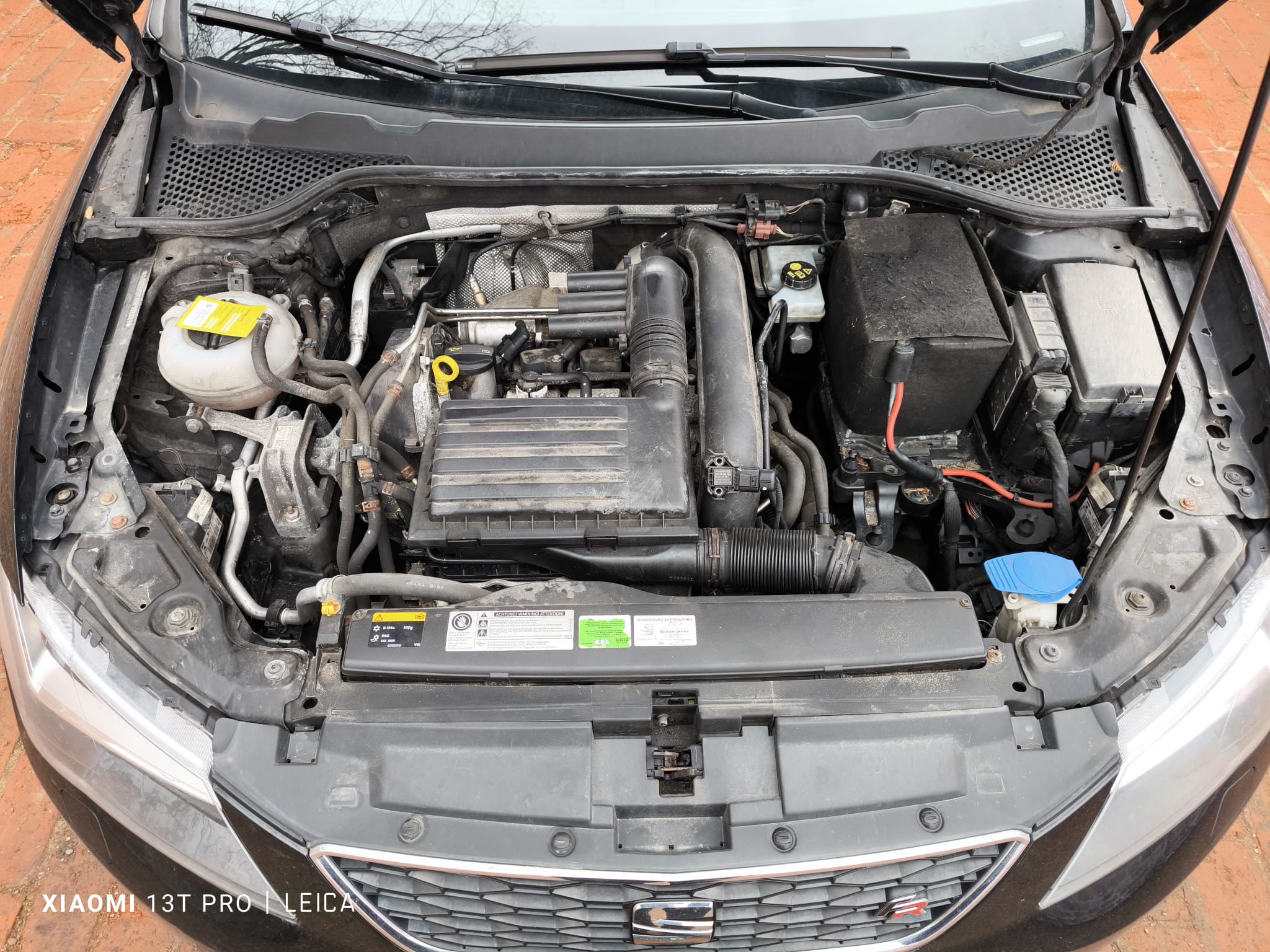 Geöffneter Motorraum eines Seat Leon mit Motorschaden nach dem Verkaufen in Tübingen