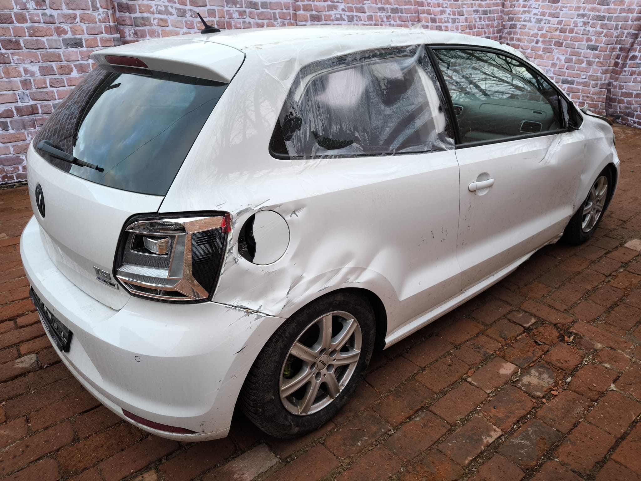 Unfallwagen VW Polo mit starkem Seitenschaden nach Autounfall in Tübingen verkaufen