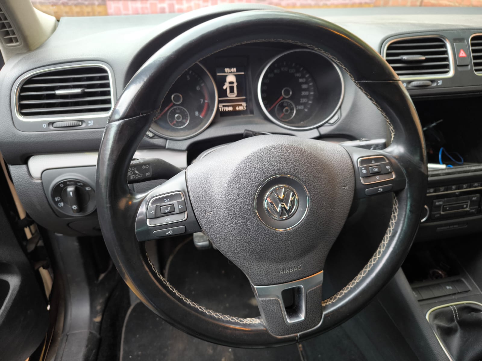 Volkswagen Golf Innenraum mit Lenkrad beim Auto verkaufen in Ulm