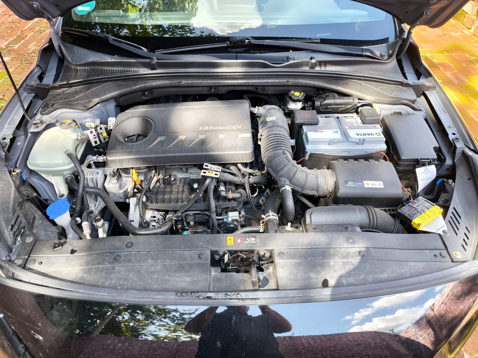 Motorraum eines Hyundai i40 mit Motorschaden in Viersen bereits an Händler verkauft