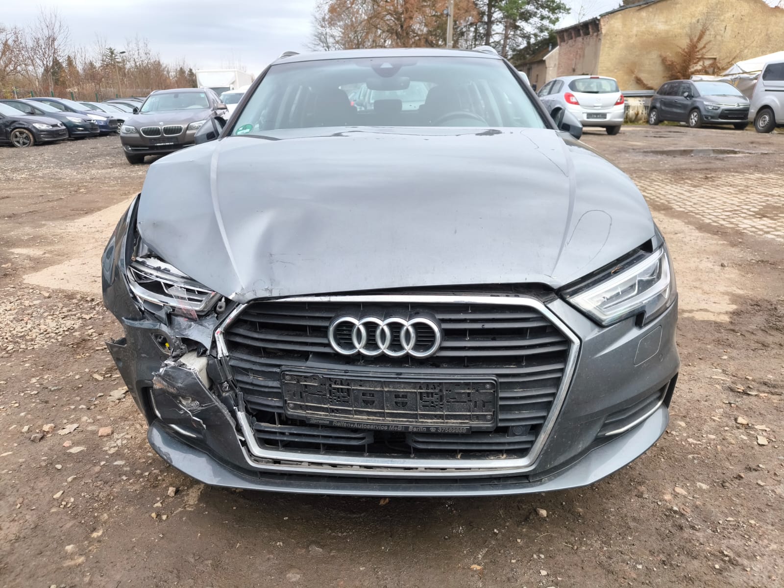 Beschädigter Audi mit Frontschaden nach Unfall für realistische Fahrzeugbewertung in Viersen verkaufen