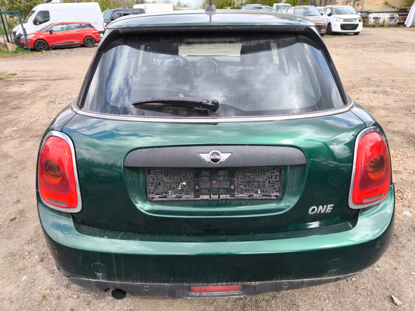 Grüner Mini One von hinten auf Schotterplatz nach dem Verkaufen mit fairer Fahrzeugeinschätzung in Villingen-Schwenningen