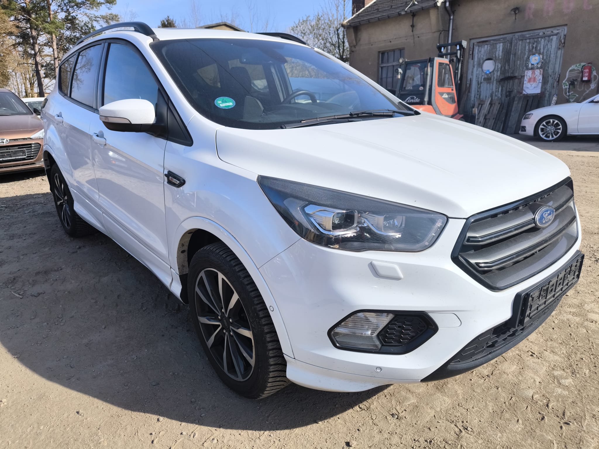 Weißer Ford Kuga SUV bereits verkauft an Autoankauf in Völklingen für Kunden die ihren Gebrauchtwagen digital und zuverlässig verkaufen möchten