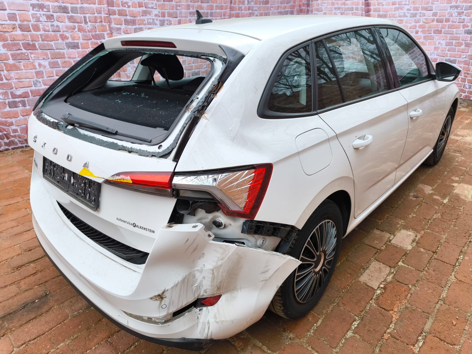 Beschädigter Skoda Kombi mit Heckschaden nach Unfall auf Hof in Völklingen zur Fahrzeugverkauf Bewertung