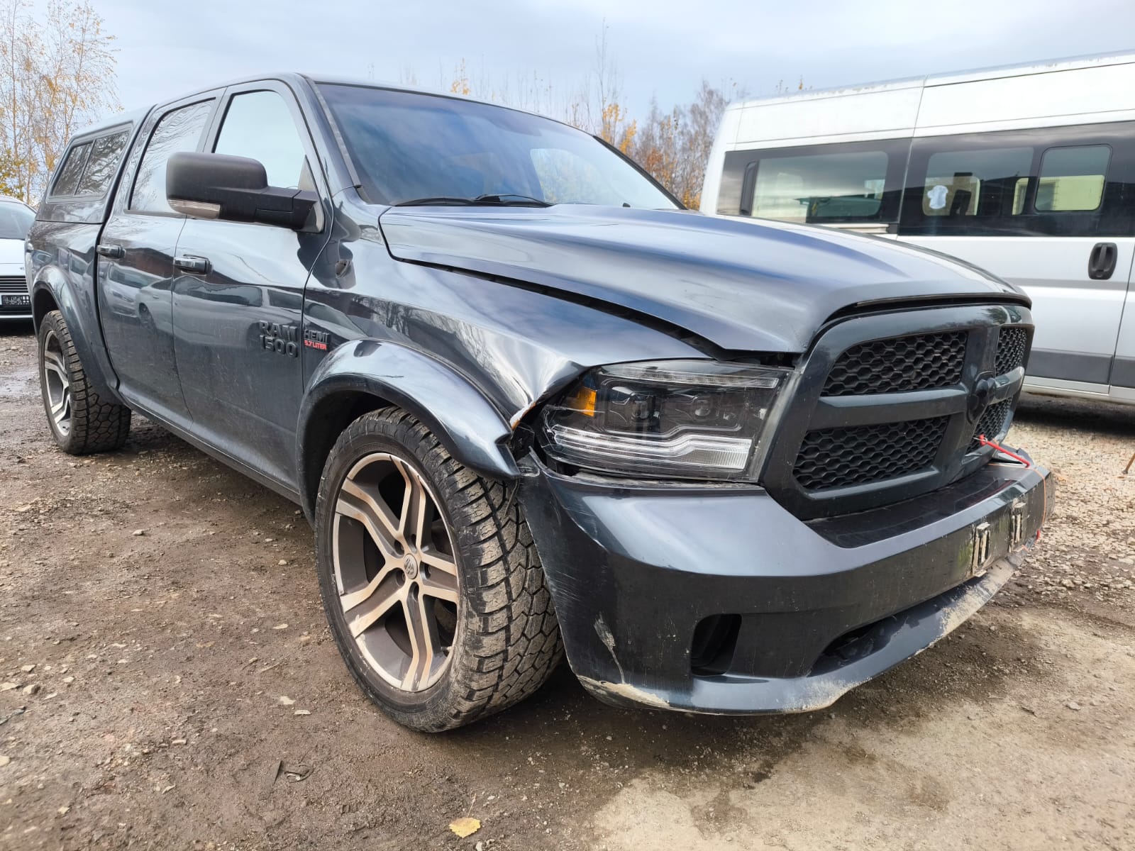 Dodge Ram 1500 Unfallwagen mit Frontschaden in Waiblingen verkaufen