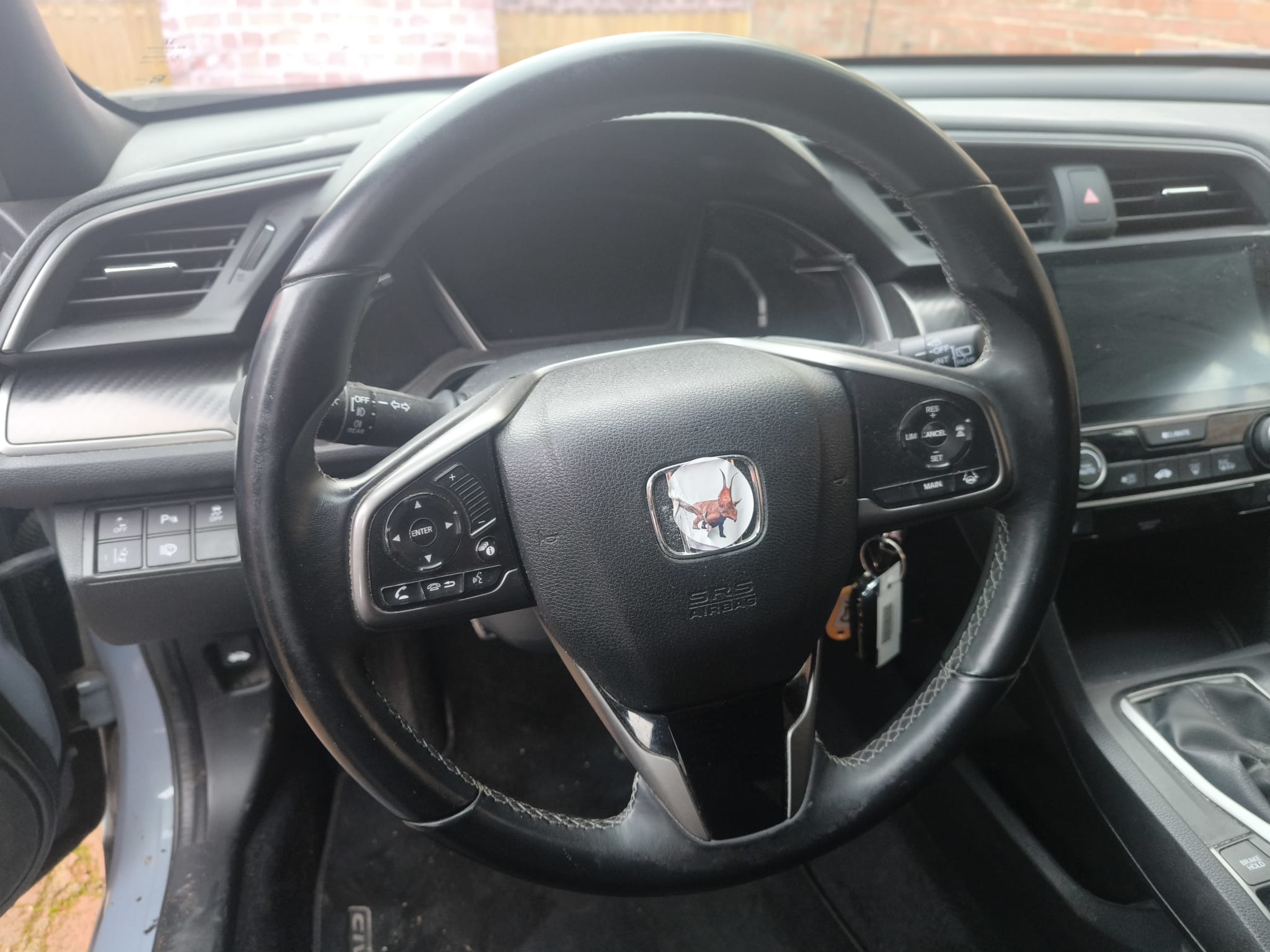 Innenraum eines Honda Civic mit Lenkrad und Armaturentafel als Beispiel für direkten Auto Verkauf in Waiblingen