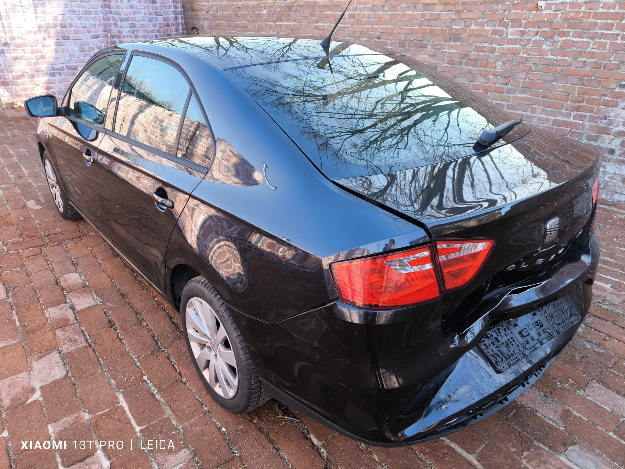 Beschädigte schwarze Seat Limousine mit Heckschaden nach Unfall für schnellen Verkauf in Waiblingen