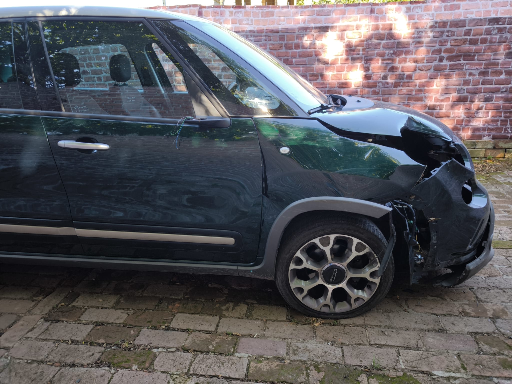 Beschädigter Fiat 500L nach Unfall in Waiblingen als Beispiel zum Auto verkaufen mit kostenloser Abholung