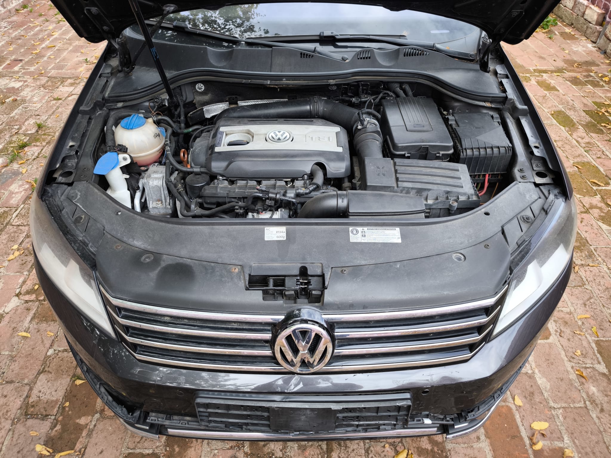 VW Passat mit geöffnetem Motorraum nach Motorschaden in Waldkraiburg verkaufen