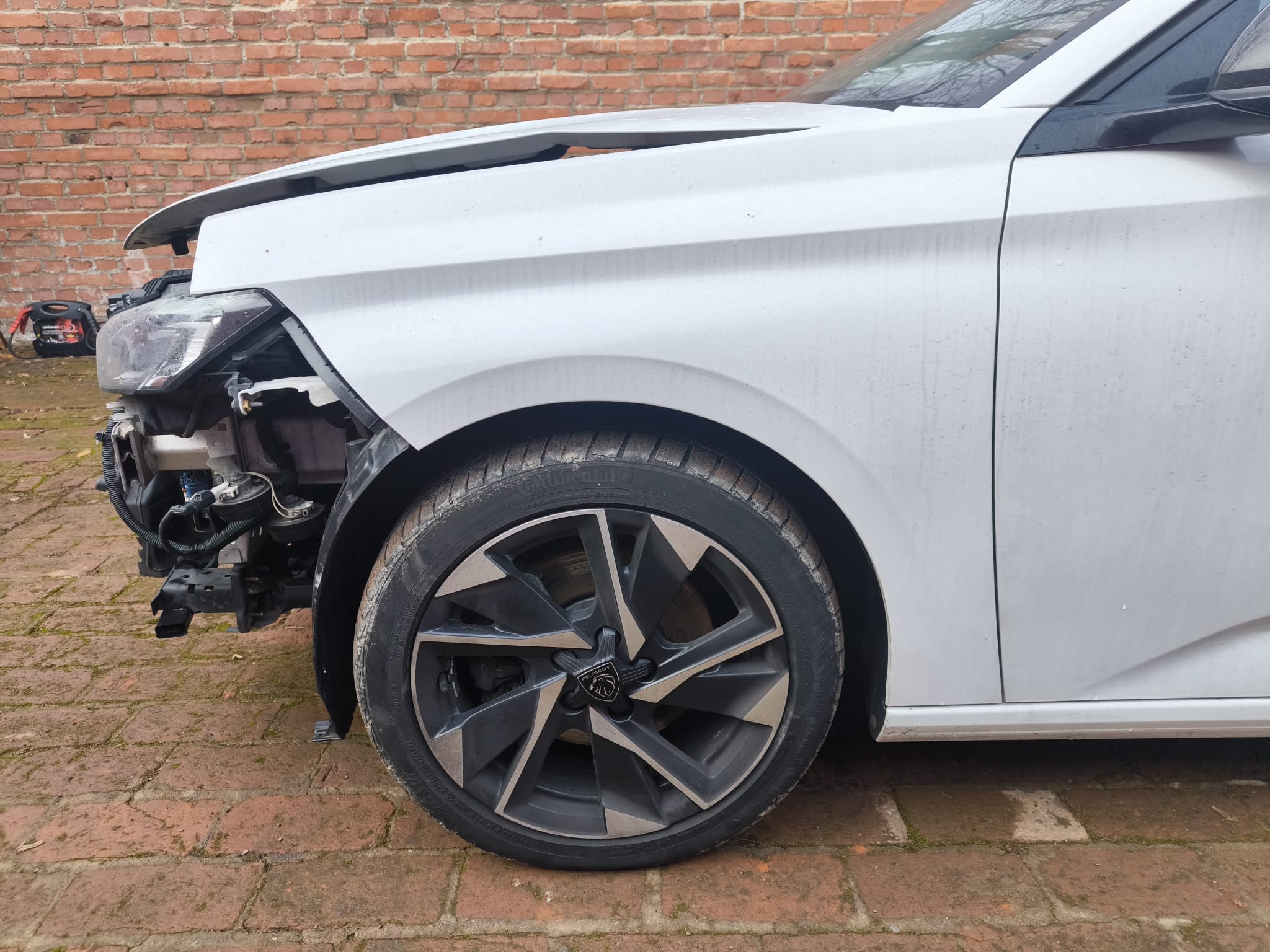 Beschädigter Peugeot nach Frontunfall in Warendorf als Beispiel zum Unfallwagen verkaufen