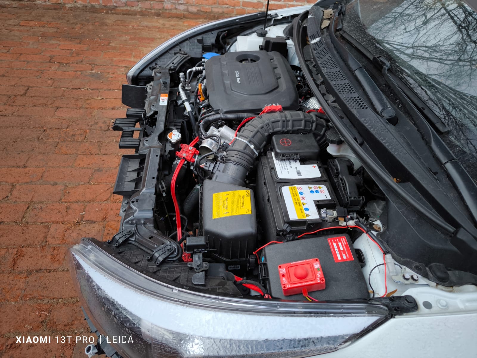 Detailaufnahme von einem bereits verkauften Unfallwagen mit geöffnetem Motorraum in Weinheim für das schnelle Auto verkaufen nach einem Unfall