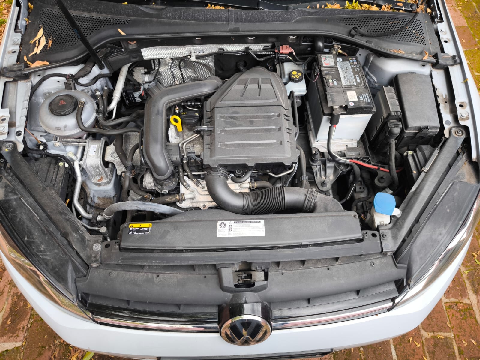 VW Golf mit Motorschaden im Motorraum nach Verkauf an Autoankauf in Weißenfels