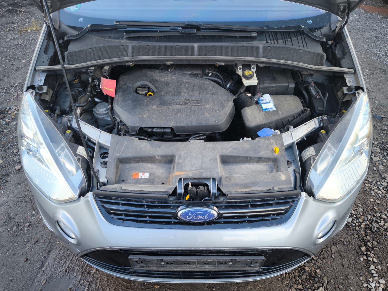 Gebrauchter Ford mit Motorschaden und geöffneter Motorhaube in Wesel verkauft an Autoankauf für defekte Fahrzeuge